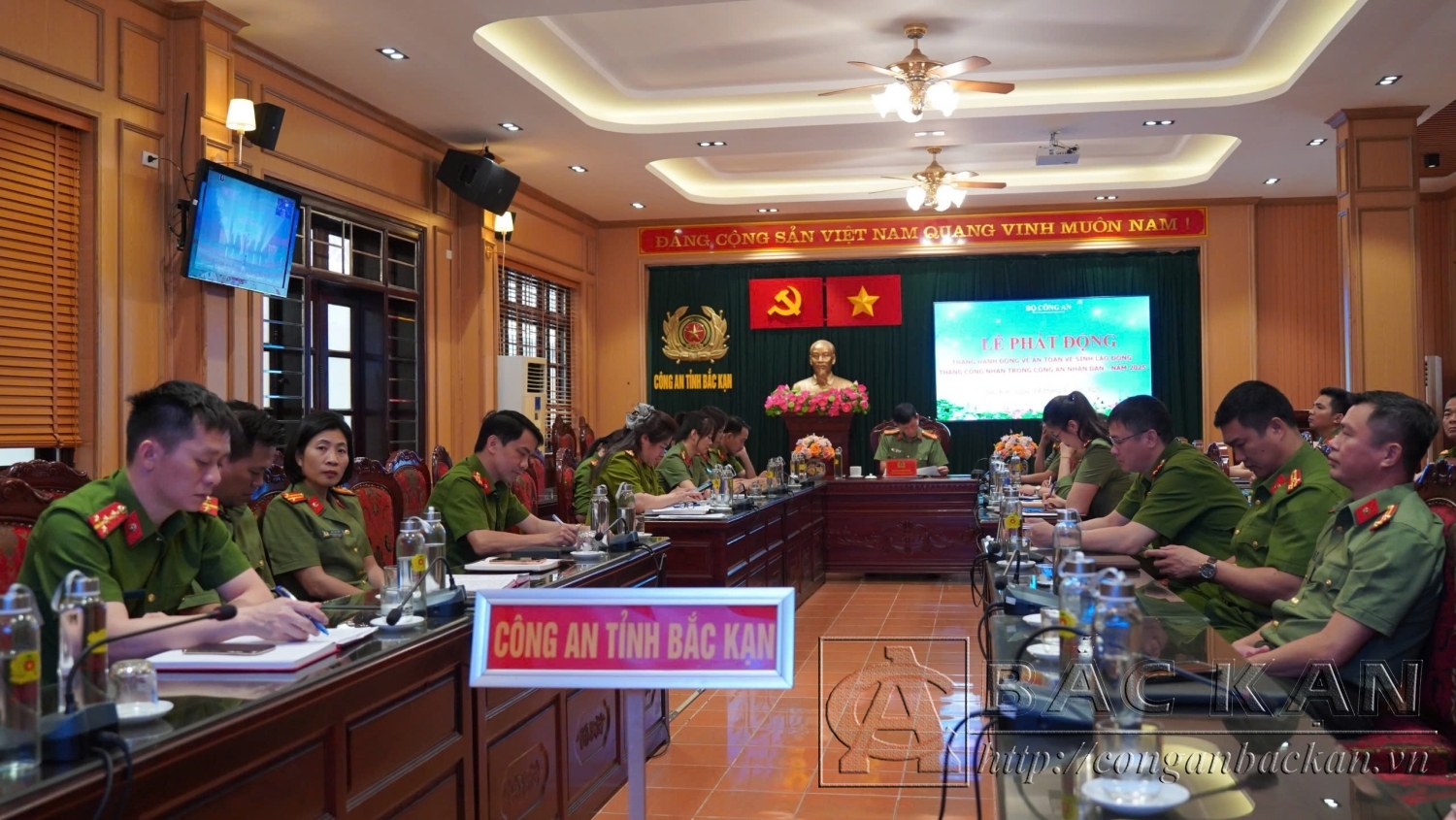 Đại tá Hà Trọng Trung, Phó Giám đốc Công an tỉnh và các đại biểu dự tại điểm cầu Công an tỉnh Bắc Kạn
