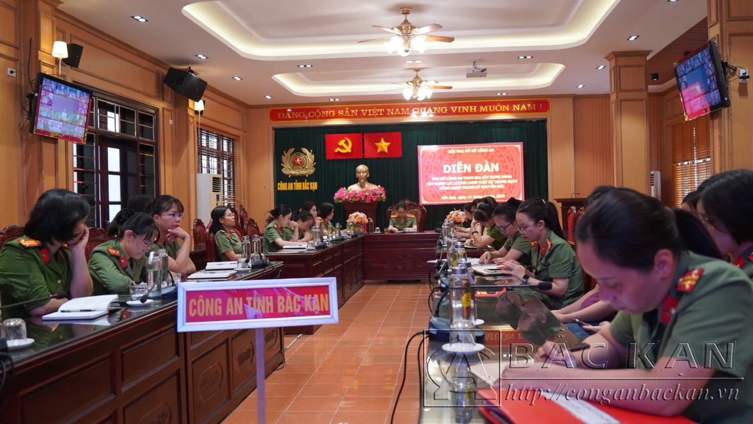 Đại diện lãnh đạo Phòng Công tác chính trị và các đại biểu dự tại điểm cầu Công an tỉnh Bắc Kạn