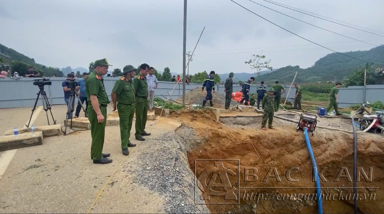 Đại tá, TS Nguyễn Thanh Tuân, Phó Giám đốc Công an tỉnh và lãnh đạo Phòng Cảnh sát PCCC&CNCH có mặt tại hiện trường chỉ đạo công tác tìm kiếm