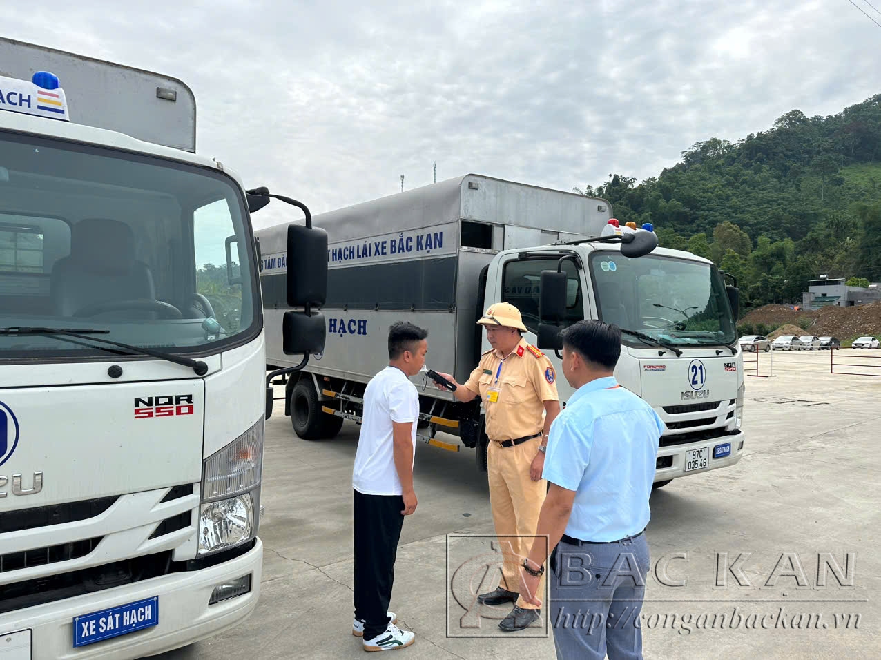 Sát hạch viên kiểm tra điều kiện dự thi của học viên
