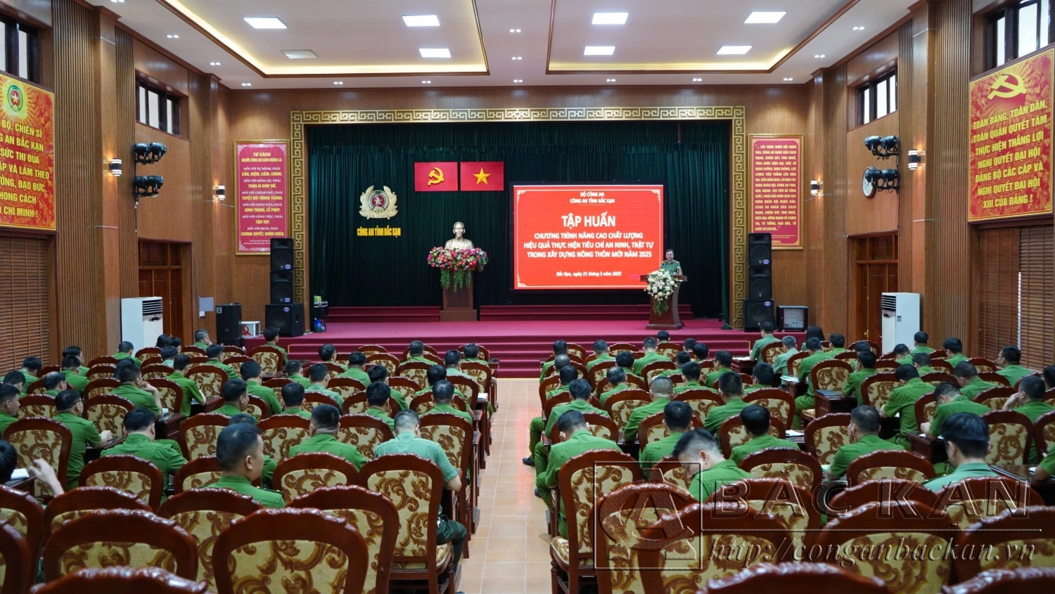 Đại tá Thăng Quang Huy, Phó Giám đốc Công an tỉnh phát biểu khai mạc lớp tập huấn