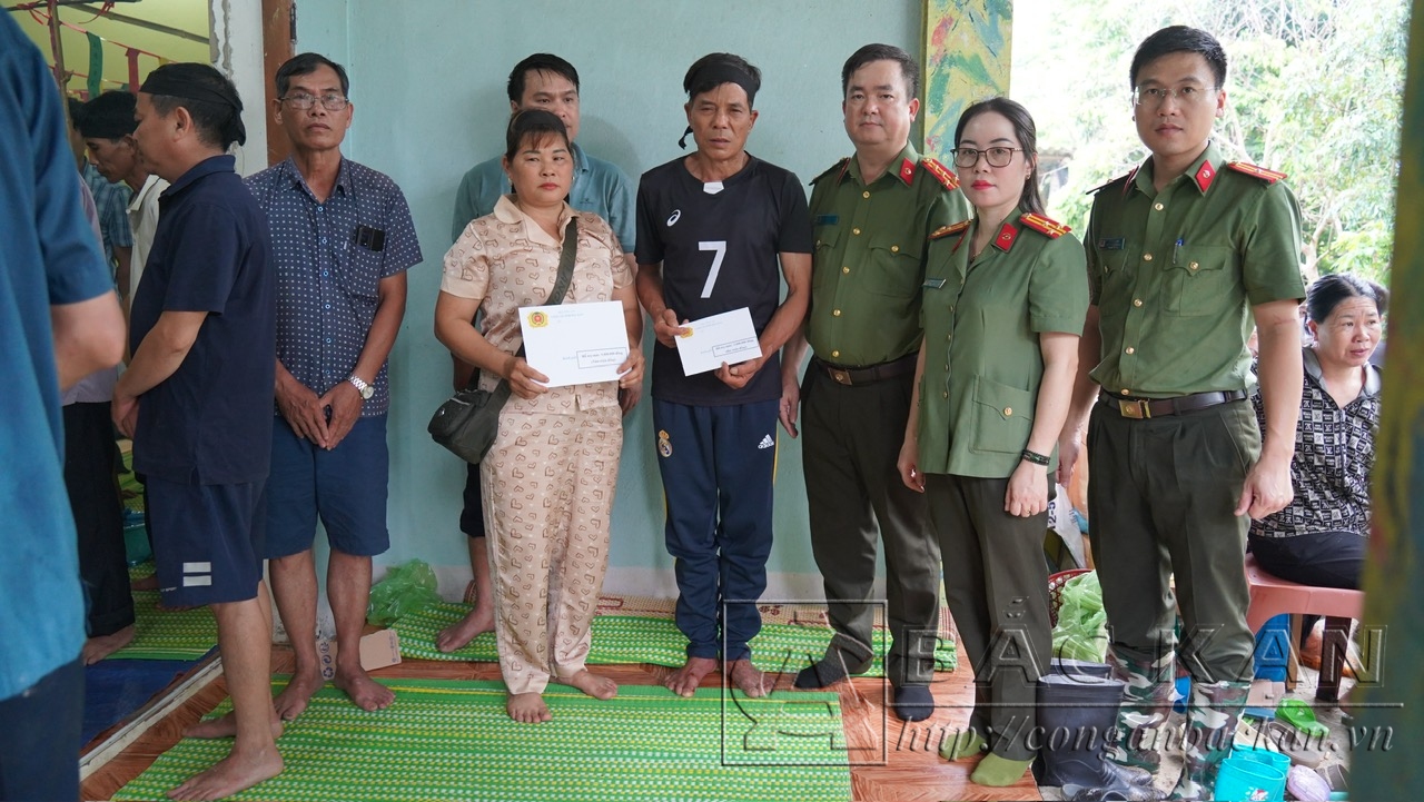 Đại tá Thăng Quang Huy và đoàn công tác trao kinh phí hỗ trợ gia đình và thăm hỏi ông Ông Triệu Văn Du, thôn Tẩn Lượt, xã Đồng Phúc