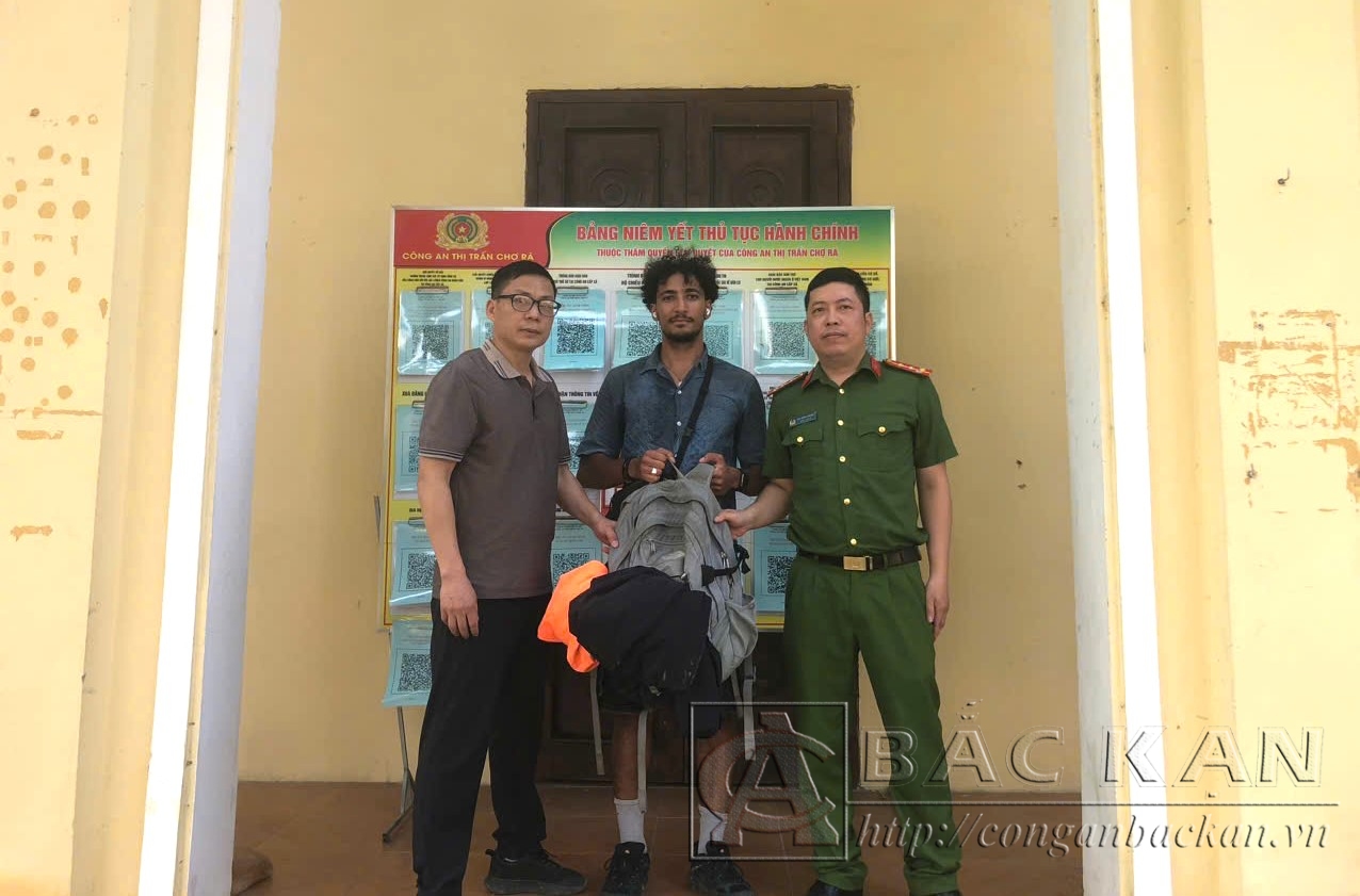 Công an xã Phúc Lộc và Công an thị trấn Chợ Rã trao trả tài sản cho du khách