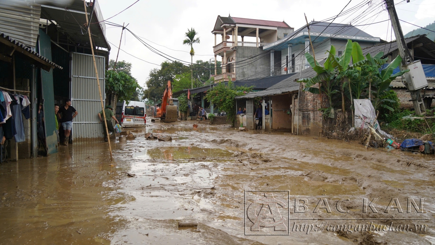 Trung tâm xã ĐP ngập sâu trong bùn đất và rác