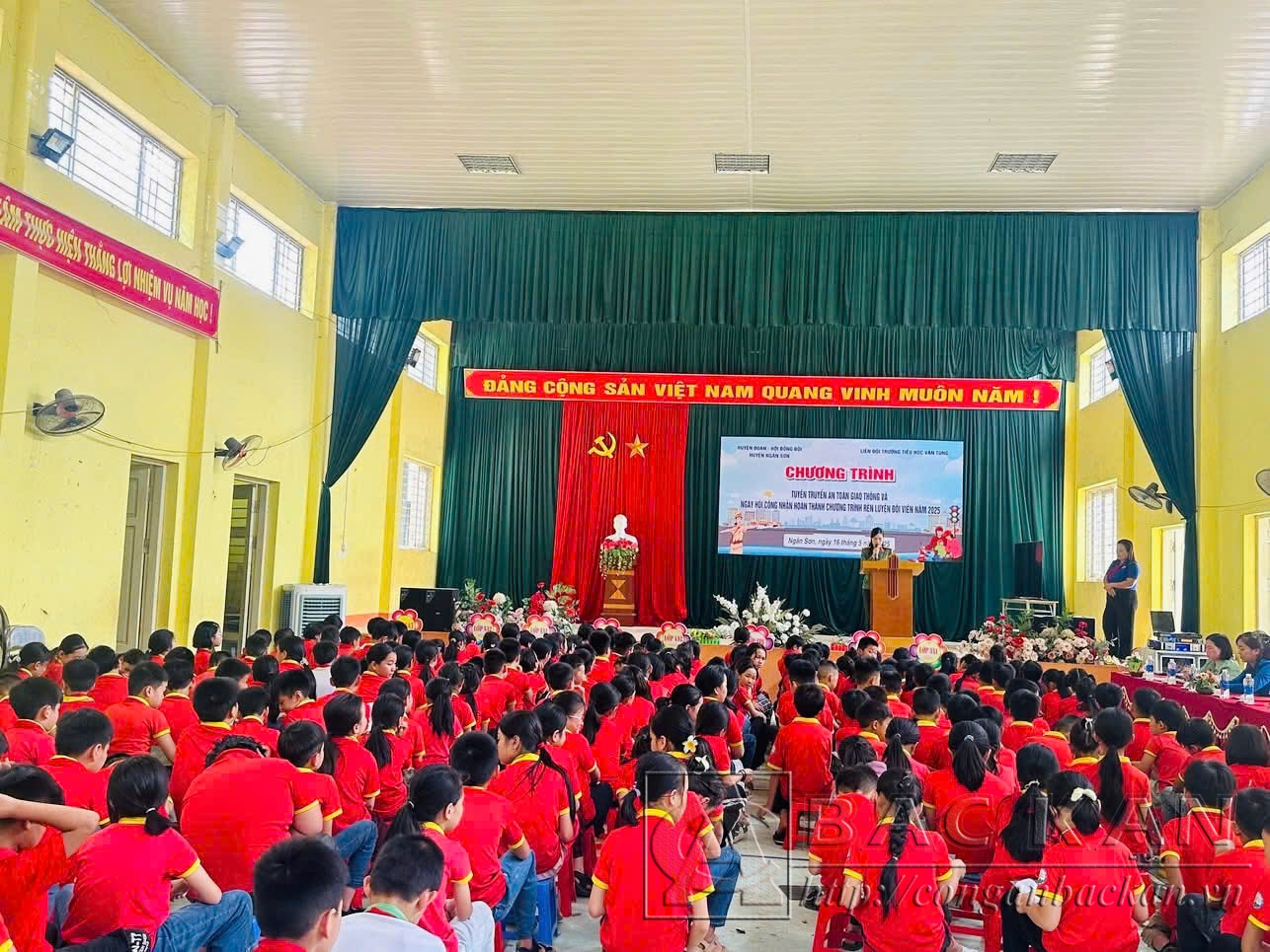 Cán bộ Công an thị trấn Vân Tùng, huyện Ngân Sơn tuyên truyền Luật trật tự an toàn giao thông