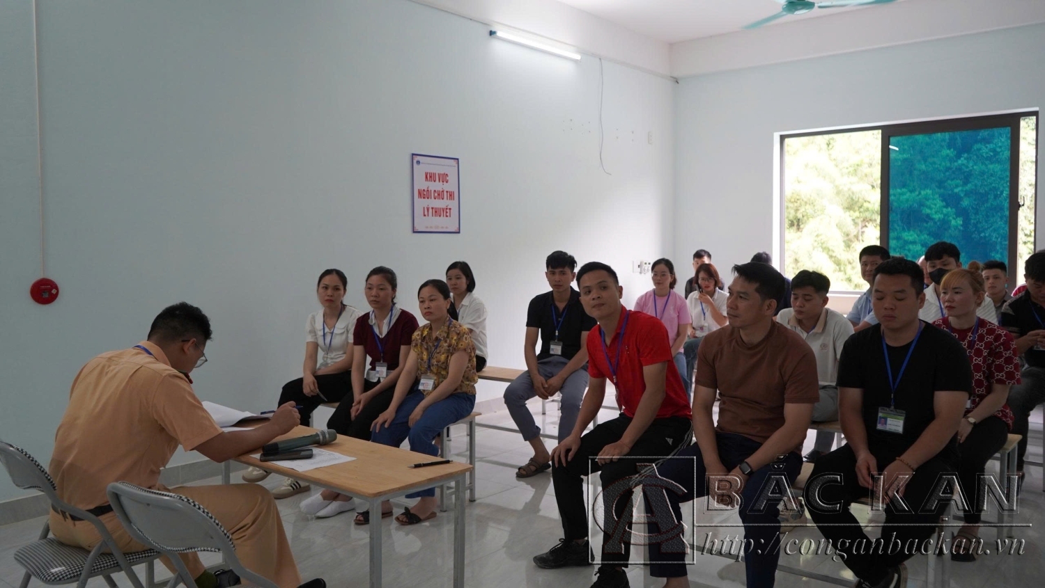 Các thí sinh chuẩn bị tham gia phần thi lý thuyết