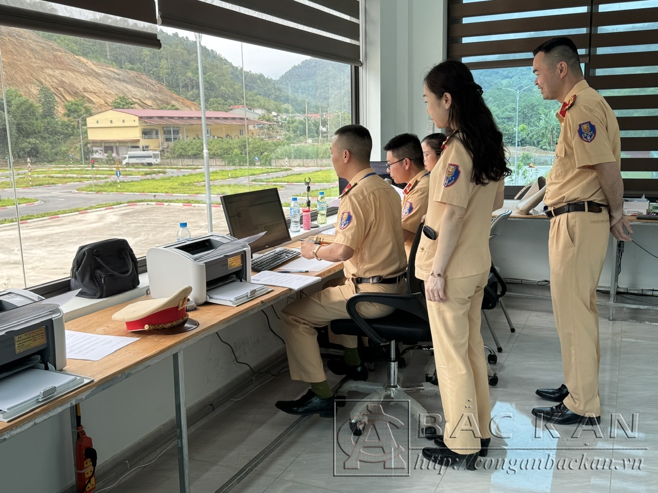 3 Tại phòng điều hành Ban tổ chức kiểm tra thông tin và xác nhận nhận dạng của thí sinh trước khi tham gi thi thực hành trên sa hình