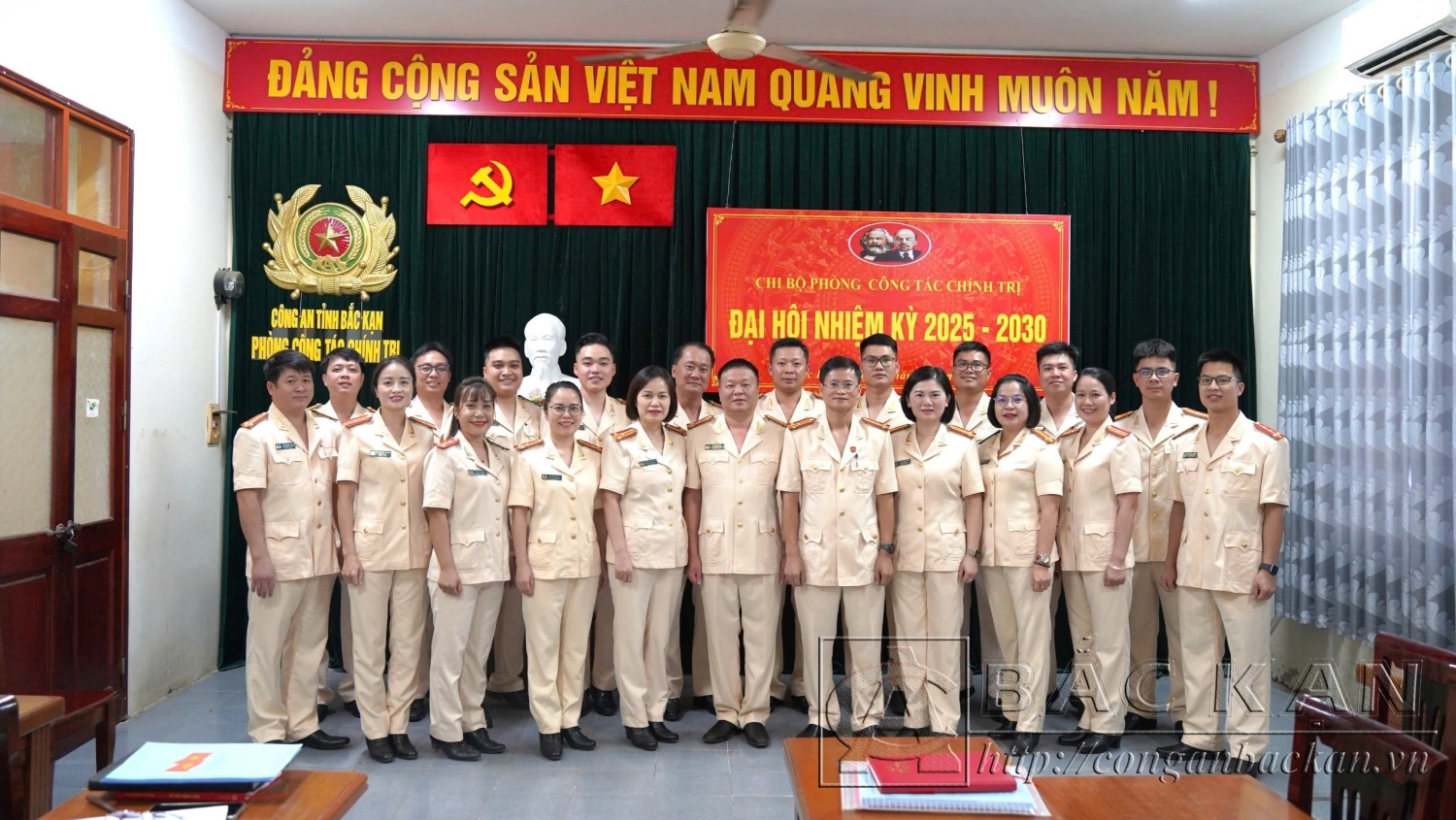 Tập thể cấp ủy, lãnh đạo đơn vị cùng đảng viên Chi bộ chụp ảnh lưu niệm