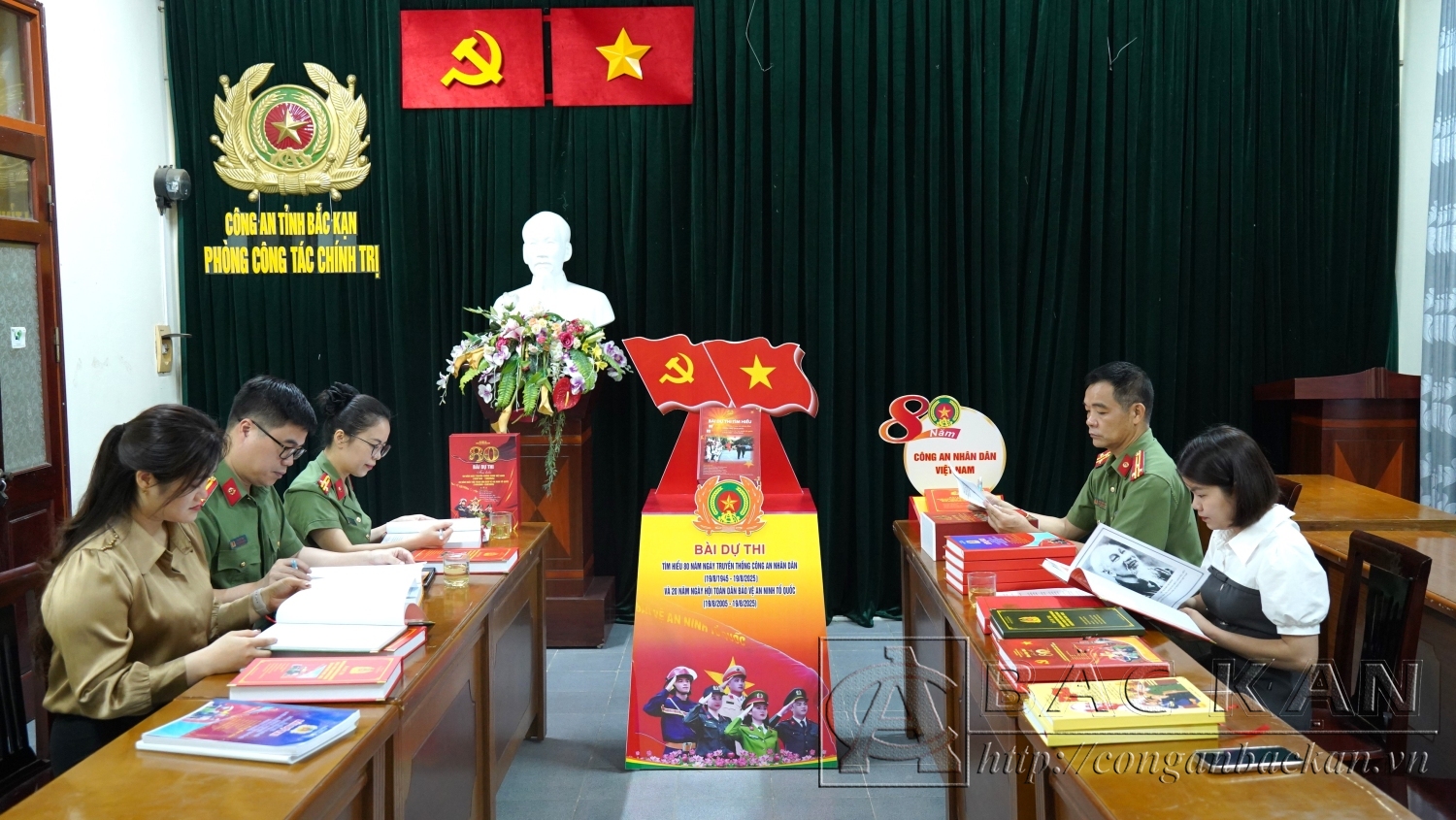 Ban Giám khảo cuộc thi tại Công an tỉnh Bắc Kạn tiến hành chấm điểm, lựa chọn những bài viết xuất sắc để trao giải và gửi về Bộ Công an tham gia vòng thi toàn quốc