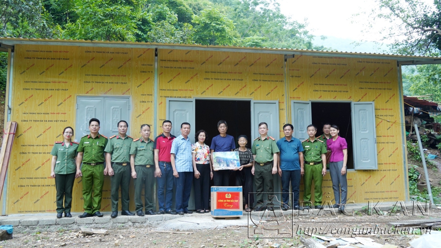 Bàn giao nhà cho gia đình ông Triệu Tiến Tư thôn Hồng Tiến, xã Nguyên Phúc