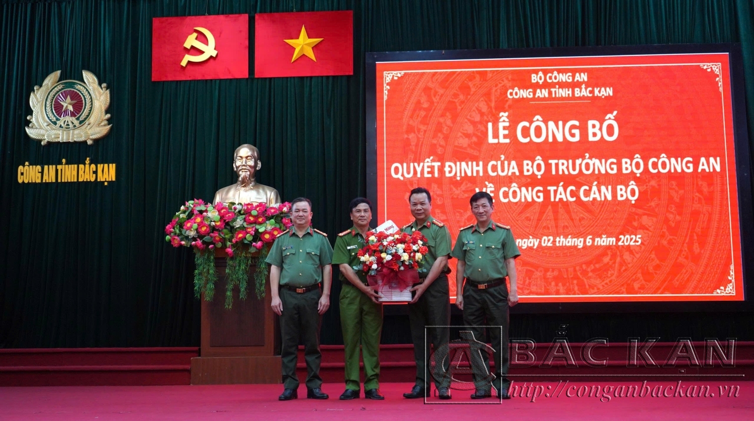 BGĐ tặng hoa