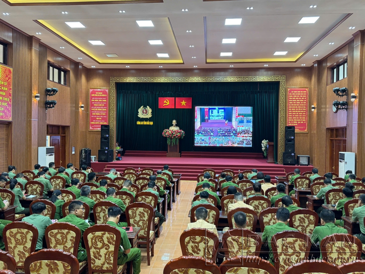 Các đại biểu dự hội nghị tại điểm cầu Công an tỉnh