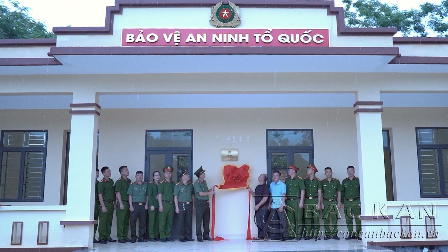 Các đại biểu thực hiện nghi thức khánh thành công trình