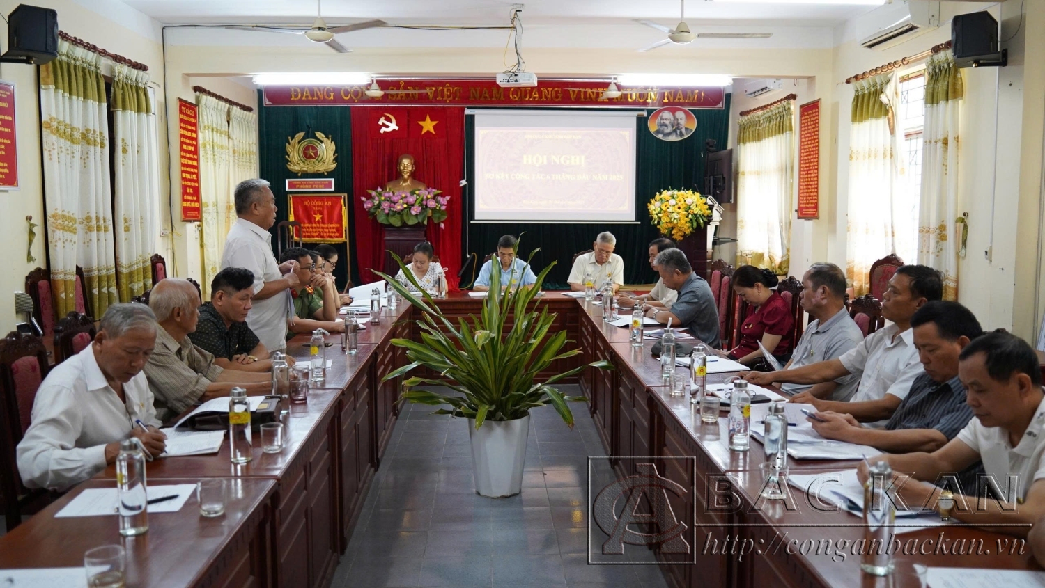 các hội viên thảo luận