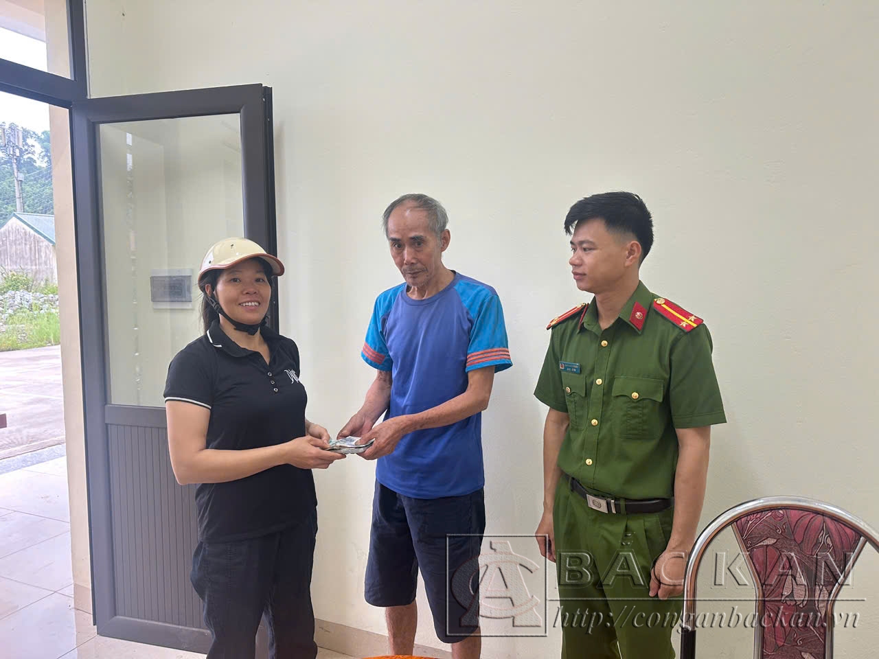 Chị Nông Thị Điềm vui mừng khi nhận lại tài sản