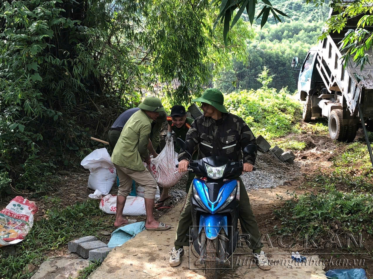 cùng chở vật liệu
