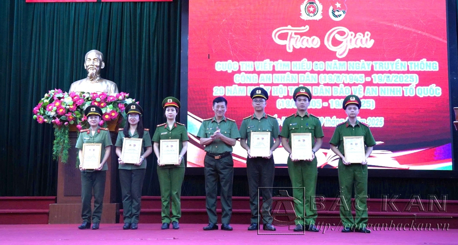 Đại tá Hà Trọng Trung Phó Bí thư Đảng ủy, Phó Giám đốc phụ trách Công an tỉnh, Trưởng BTC cuộc thi trao giải Nhất, Nhì, Ba cho các tác giả và nhóm tác giả