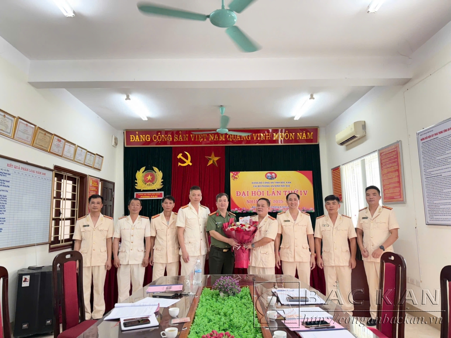 Đại tá Thăng Quang Huy - Uỷ viên Ban Thường vụ Đảng uỷ, Phó Giám đốc Công an tỉnh chúc mừng thành công Đại hội chi bộ Phòng An ninh nội địa