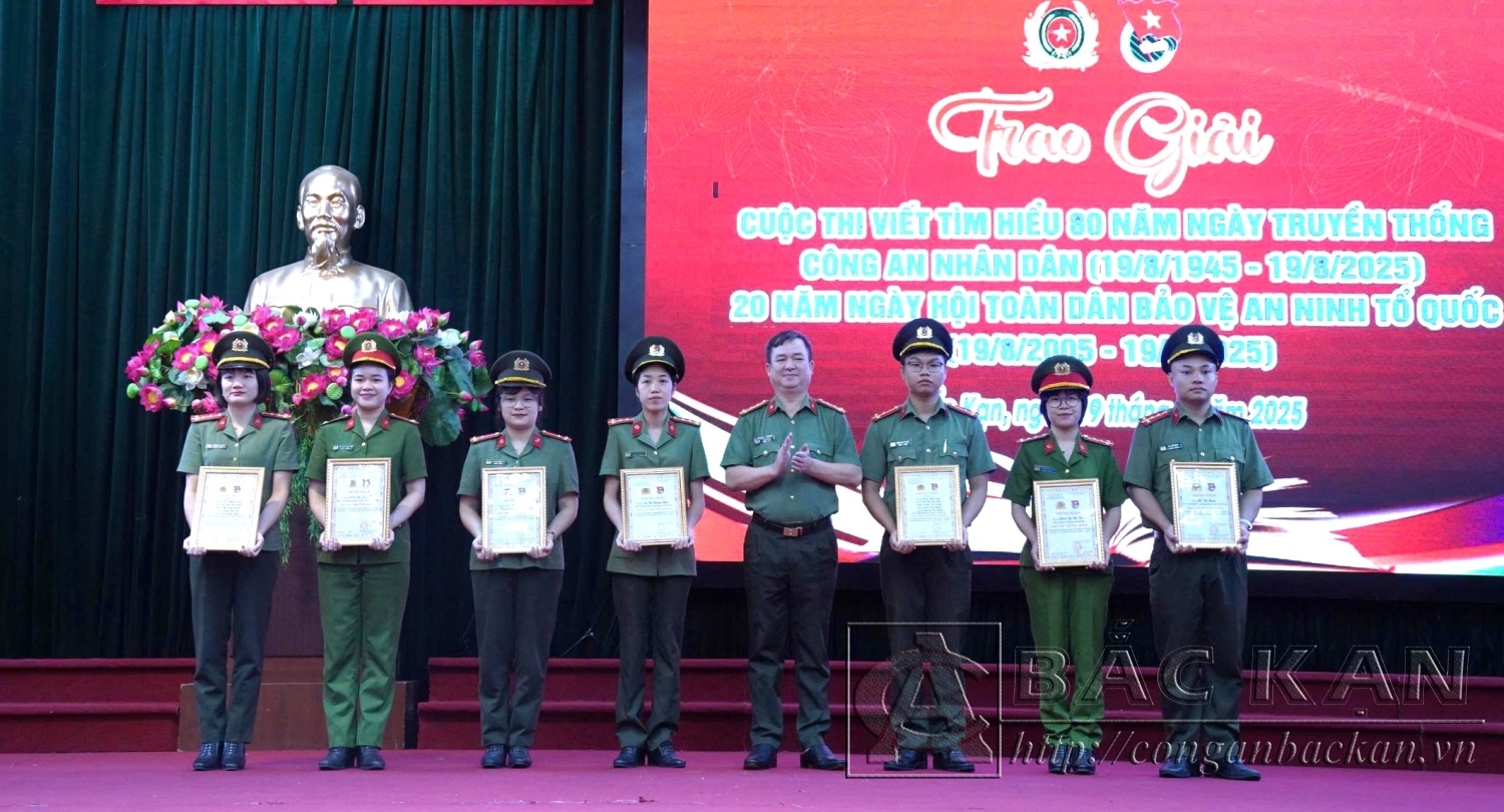 Đại tá Thăng Quang Huy Phó Giám đốc Công an tỉnh trao giải Khuyến khích cho các các tác giả và nhóm tác giả
