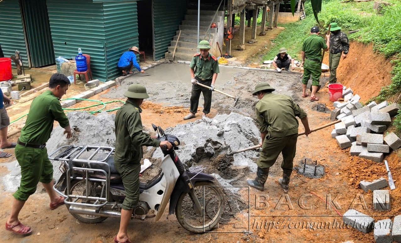 Công an xã Quảng Chu và lực lượng tham gia bảo vệ ANTT tại cơ sở hỗ trợ làm nền nhà lắp ghép