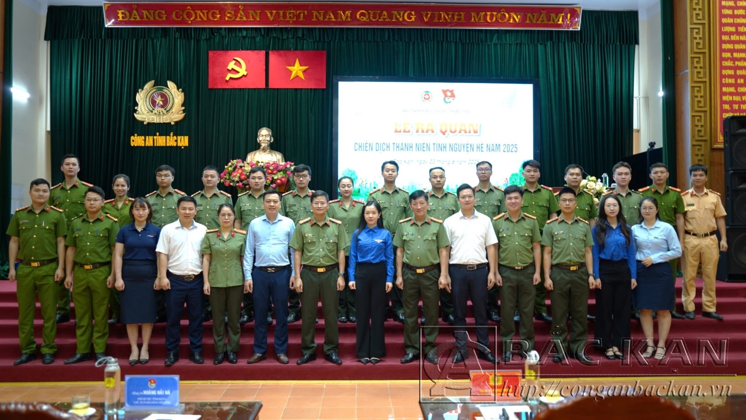 Các đại biểu chụp ảnh tại Lễ ra quân