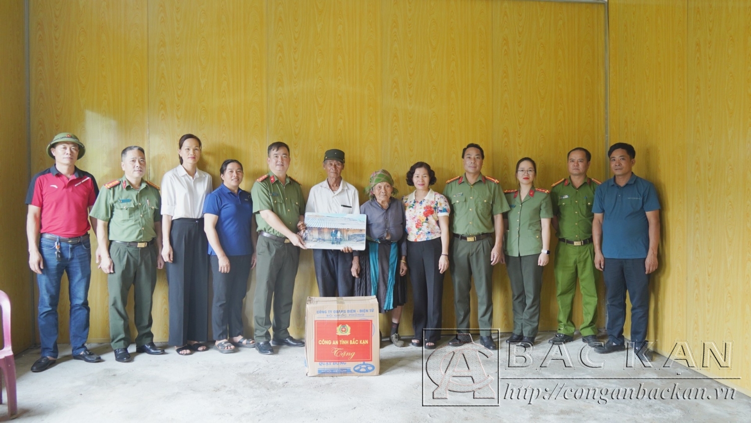 Đoàn công tác bàn giao nhà và tặng quà cho gia đình ông Phùng Văn Sùng 92 tuổi tại thôn Cốc Ỏ, xã Thuần Mang