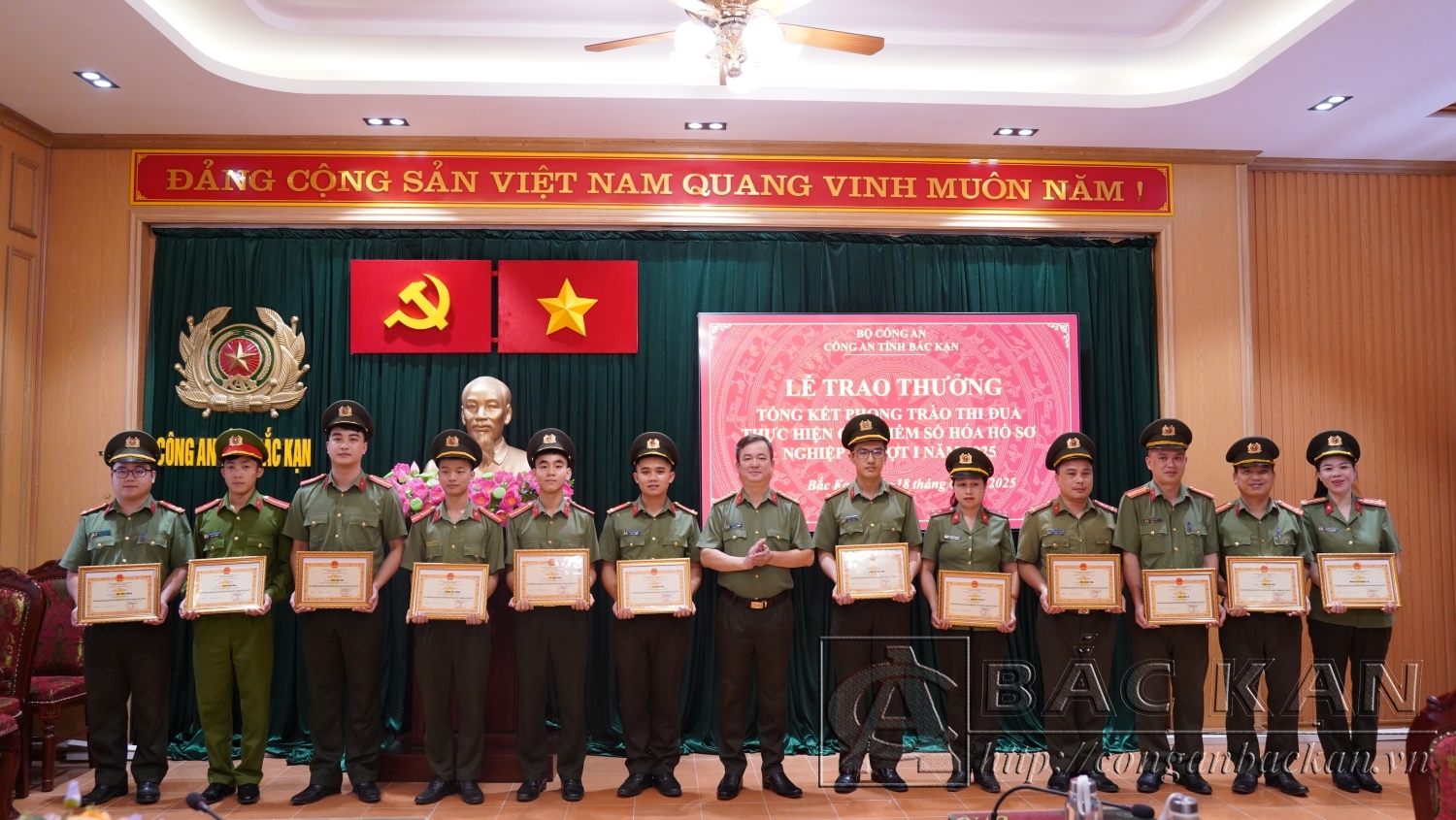 Đại tá Thăng Quang Huy, Phó Giám đốc Công an tỉnh trao giấy khen tặng tập thể và các cá nhân
