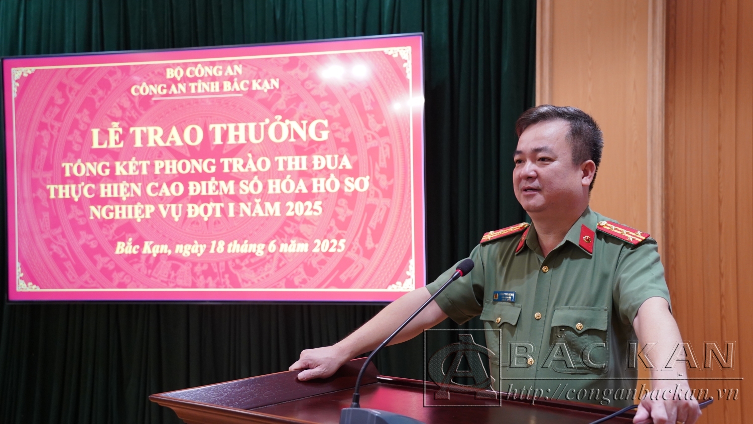Đại tá Thăng Quang Huy, Phó Giám đốc Công an tỉnh biểu dương, ghi nhận những thành tích của lực lượng Hồ sơ trong đợt cao điểm.