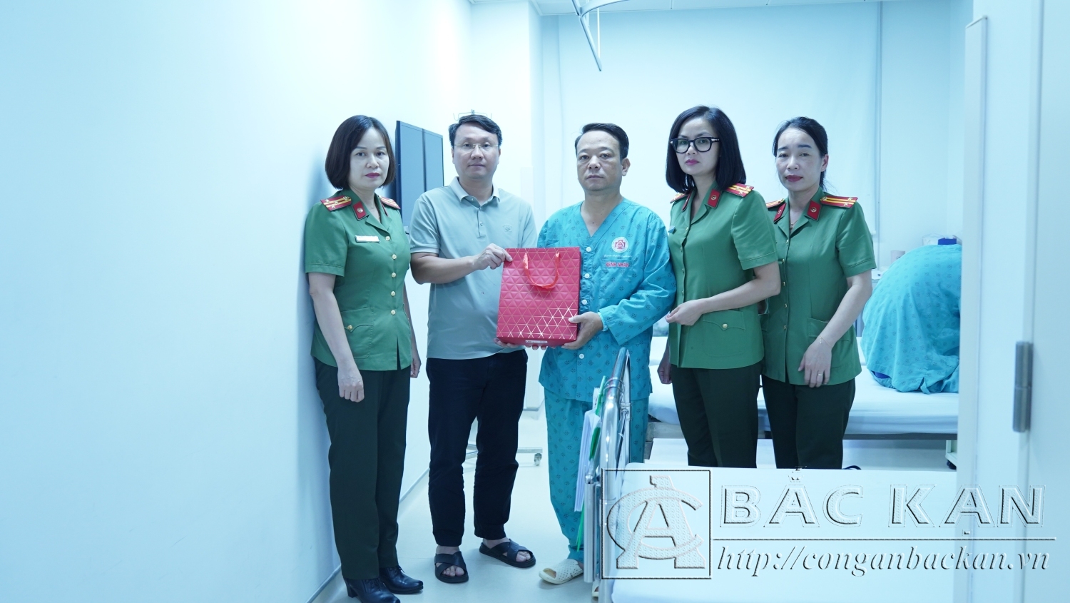 Thượng tá Lê Hồng Giang - Phó Giám đốc Công an tỉnh cùng đoàn công tác đến thăm hỏi, động viên và trao số tiền quyên góp ủng hộ cho đồng chí Nguyễn Huy Long