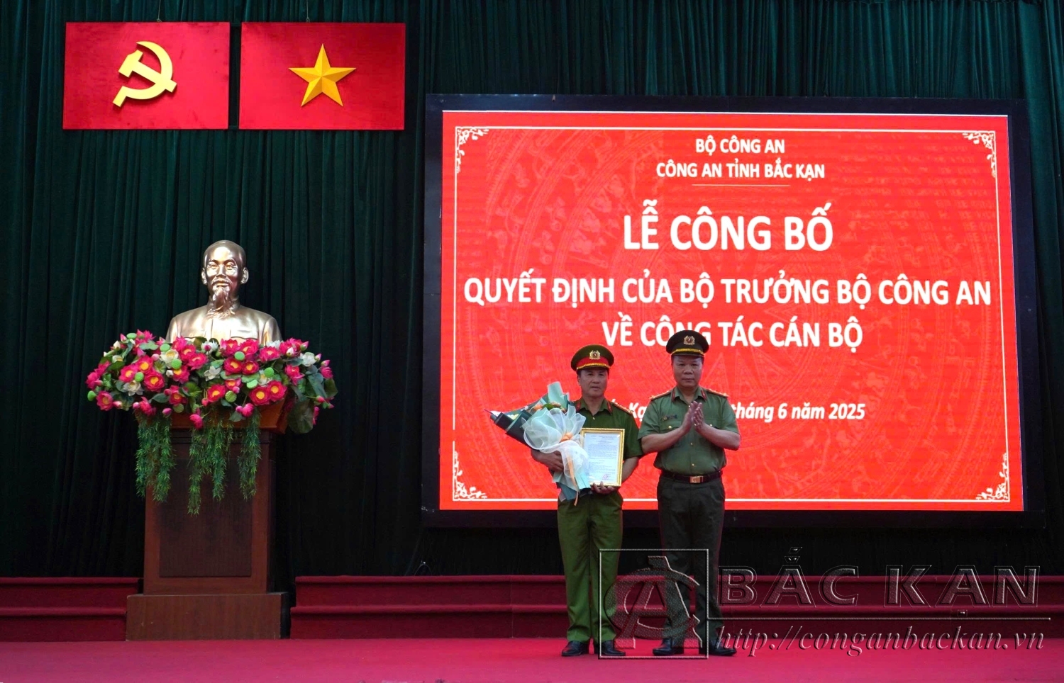 Đại tá Hà Văn Tuyên, Giám đốc Công an tỉnh trao quyết định cho Đại tá Nguyễn Thanh Tuân