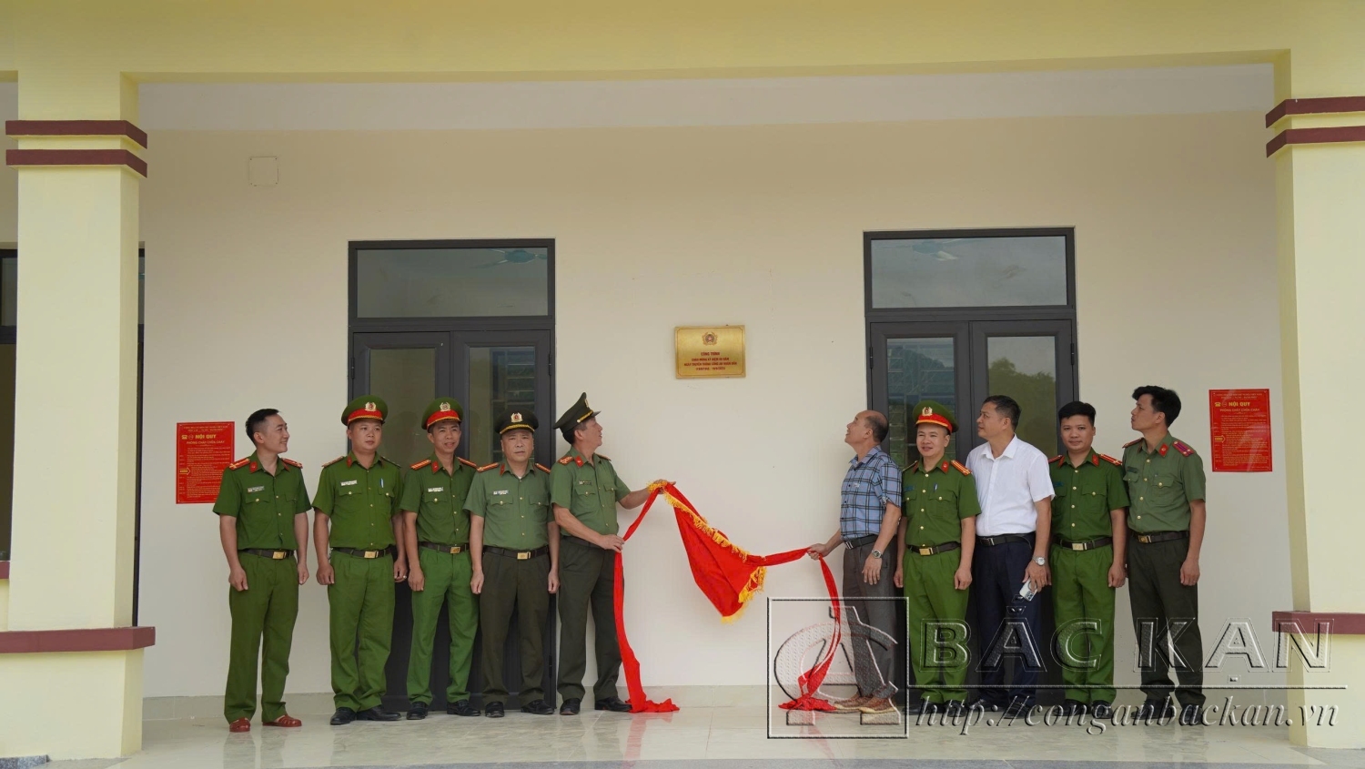 Đại tá Hà Trọng Trung, Phó Bí thư Đảng uỷ, Phó Giám đốc phụ trách Công an tỉnh Bắc Kạn và Đại diện chính quyền xã Như Cố thực hiện nghi thức khánh thành công trình