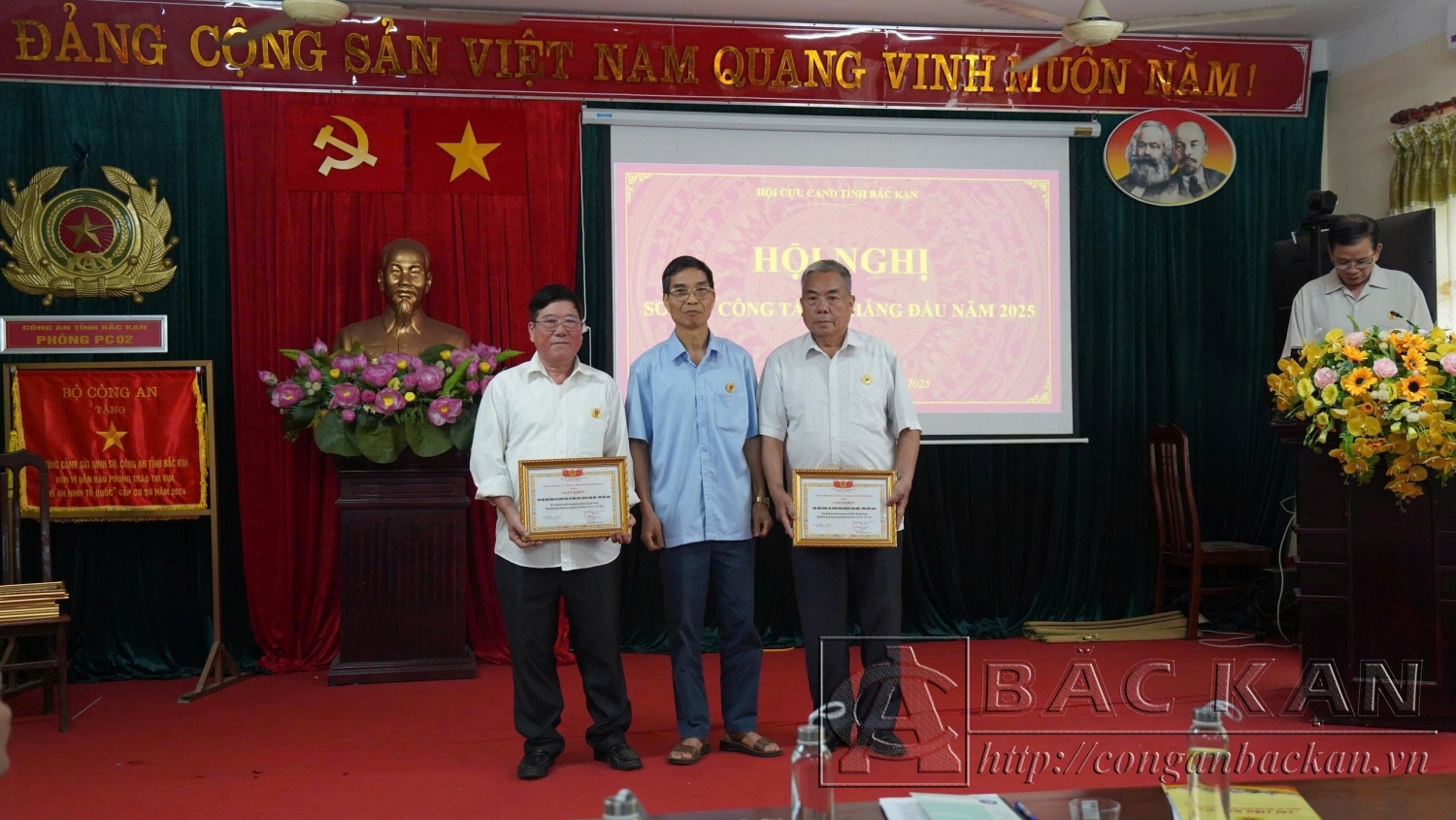 khen 2 tập thể hvien