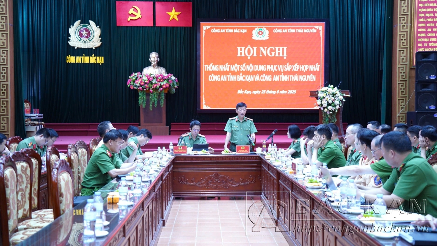 Đại tá Hà Trọng Trung, Phó Giám đốc phụ trách Công an tỉnh Bắc Kạn và Thượng tá Nguyễn Hoàng Trí Kháng, Phó Giám đốc Công an tỉnh Thái Nguyên chủ trì thảo luận về các vấn đề liên quan đến công tác xây dựng lực lượng, hậu cần