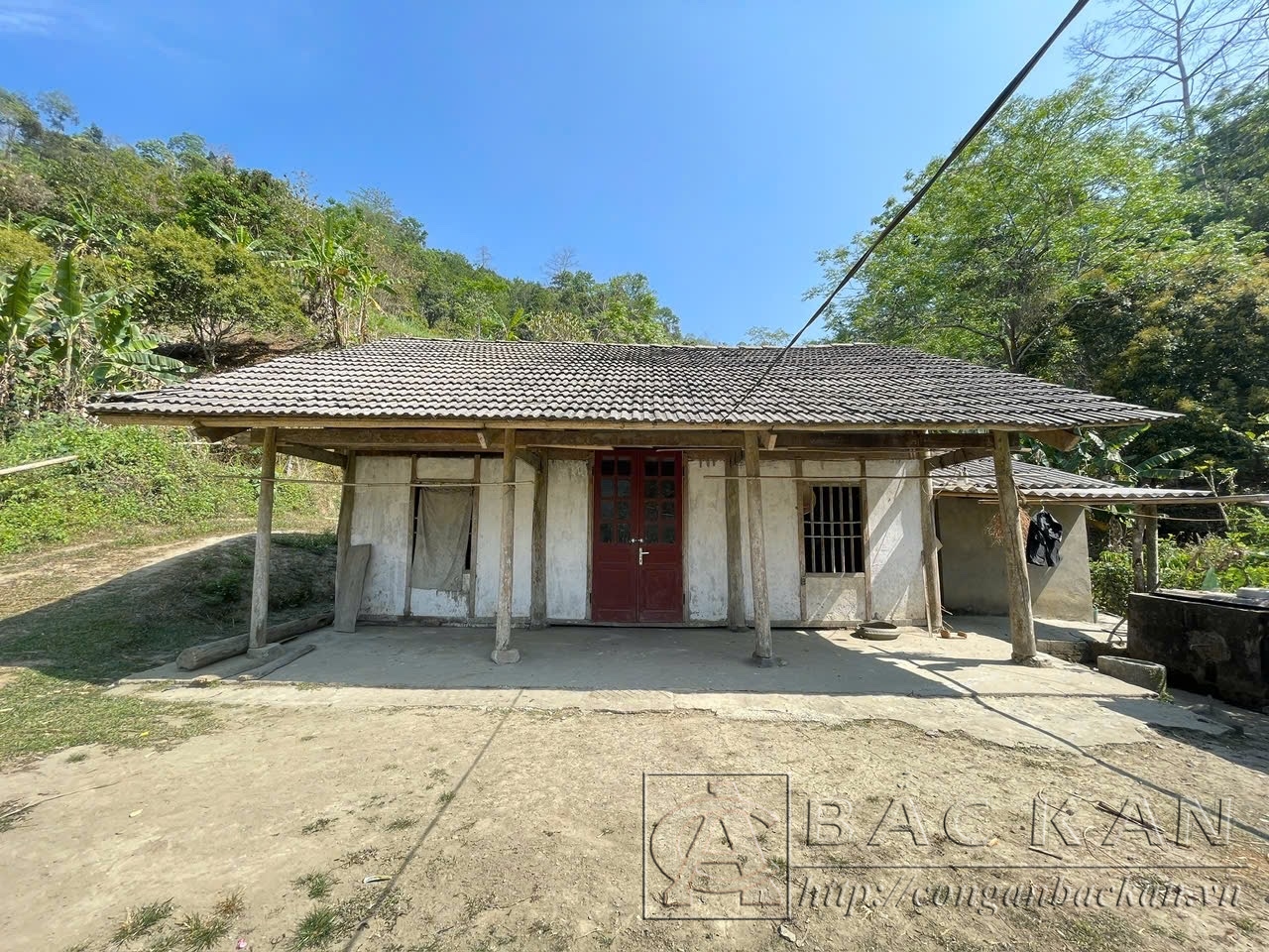 nhà tạm, dôt nát
