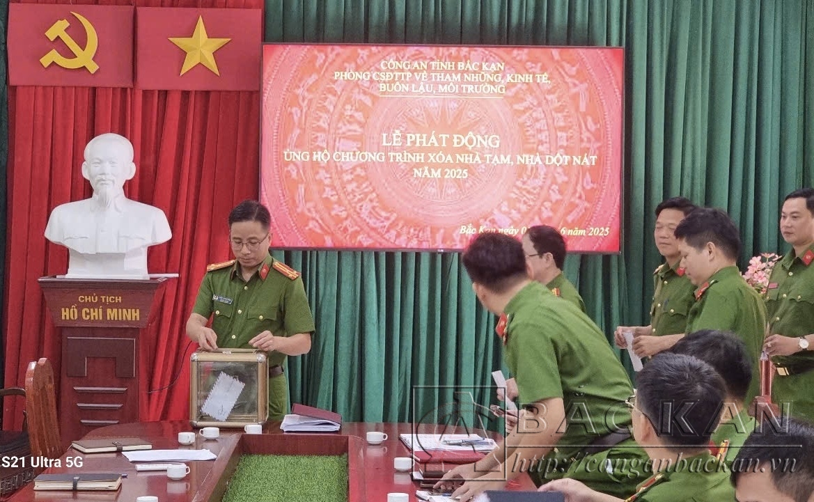 Cán bộ chiến sĩ quyên góp, ủng hộ