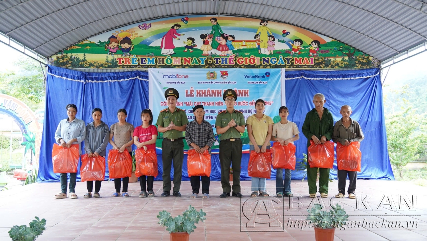 tặng quà hộ ngheo CSon