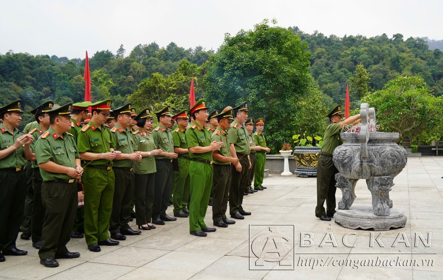 Đoàn đại biểu dâng hương tại Đền thờ Chủ tịch Hồ Chí Minh
