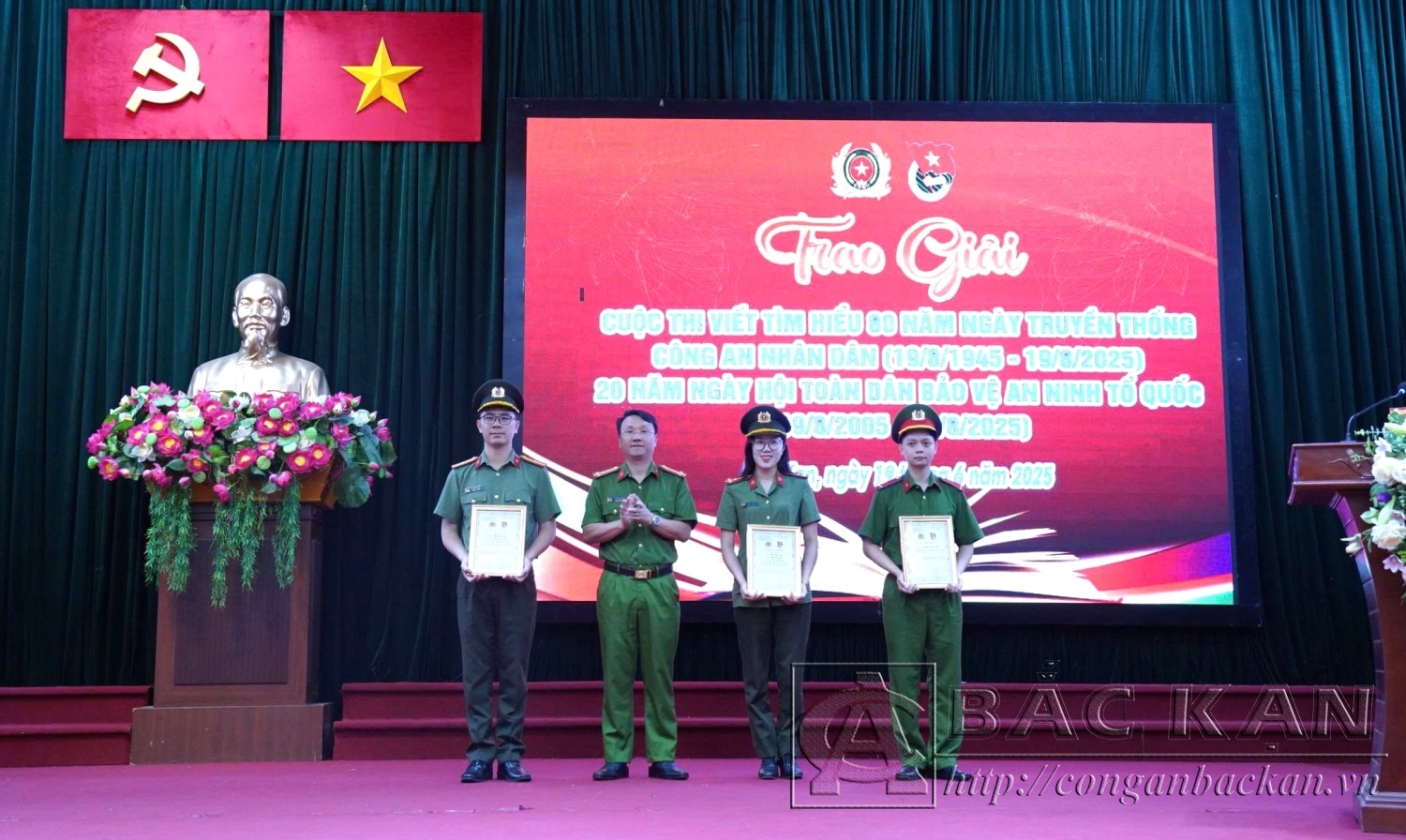 Thượng tá Lê Hồng Giang Phó Giám đốc Công an tỉnh trao giải chuyên đề cho các tác giả và nhóm tác giả