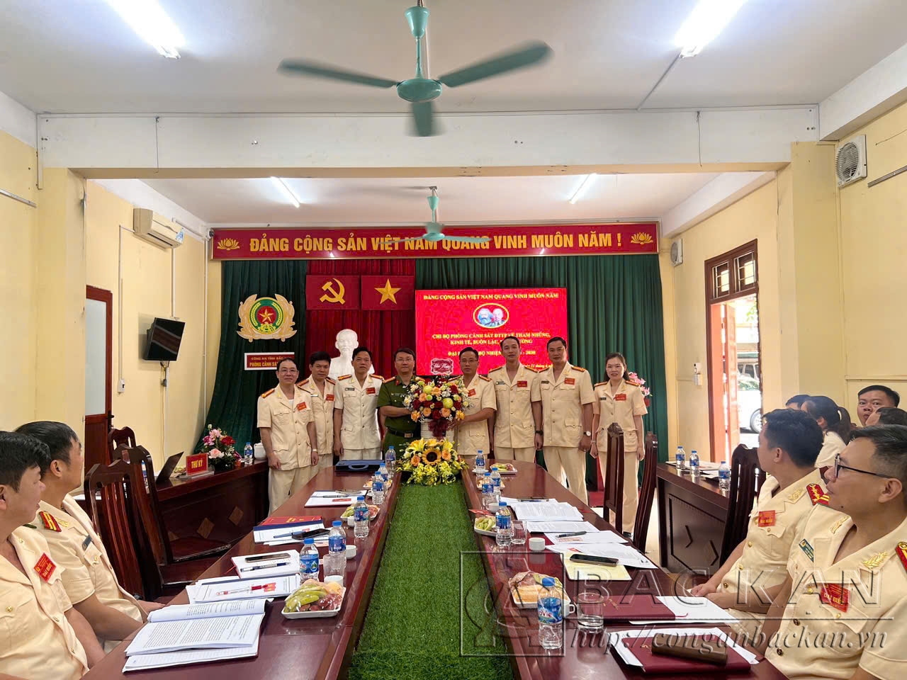 Thượng tá Lê Hồng Giang- Phó Giám đốc Công an tỉnh chúc mừng Đại hội