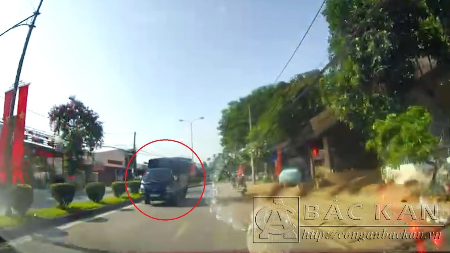 Xe ô tô đi ngược chiều trên tuyến đường có cắm biển Cấm đi ngược chiều (ảnh cắt từ video)