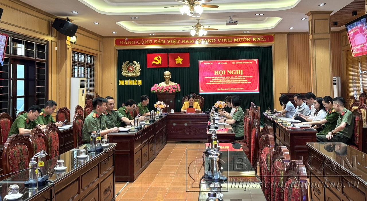 Đồng chí Hoàng Thu Trang, Phó Chủ tịch UBND tỉnh Bắc Kạn chủ trì hội nghị tại điểm cầu Công an tỉnh Bắc Kạn