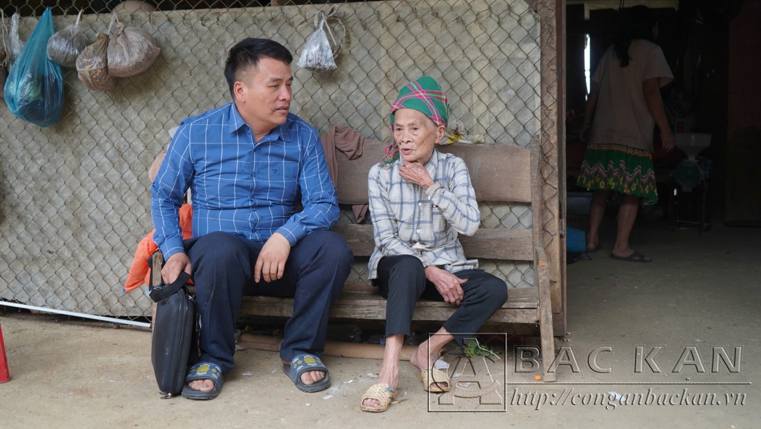  anh Dương Văn Hầư cùng cán bộ Công an tỉnh, Công an xã Xuân Lạc nắm tình hình và tuyên truyền pháp luật cho người dân thôn Pù Lùng